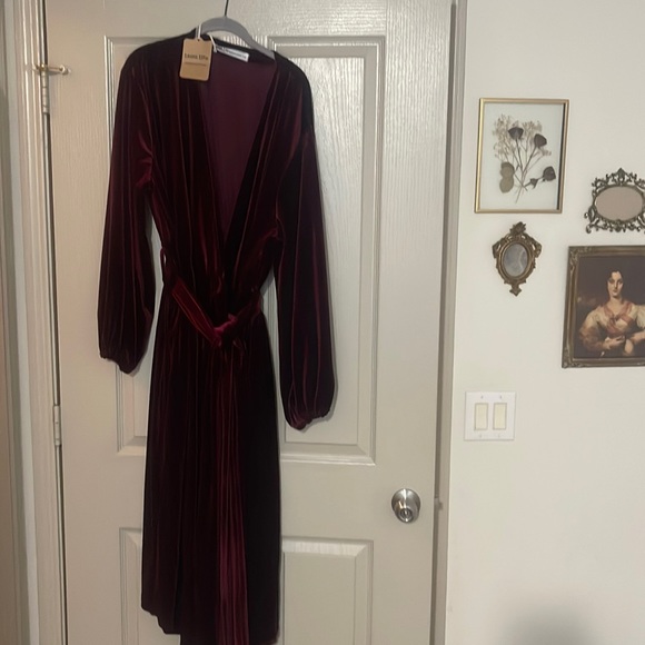Women's Long-Sleeve Stretch-Velvet Dress - Picture 1 of 3